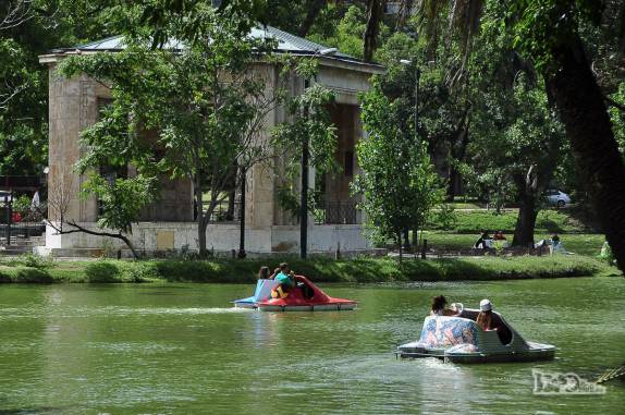 Pedalinhos em lago do Parque Rodó, grande área verde na área entre o centro e Pocitos, em Montevideo, capital do Uruguai
